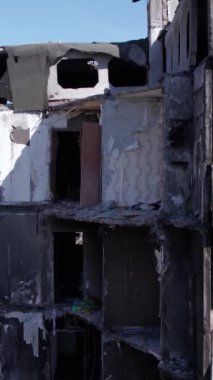 Bu borsa dikey videosu Ukrayna 'daki savaş sonrasını gösteriyor. Borodyanka' da yıkılan bir yerleşim yeri.