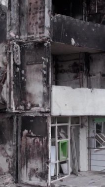 Bu borsa dikey videosu Ukrayna 'daki savaş sonrasını gösteriyor. Borodyanka' da yıkılan bir yerleşim yeri.