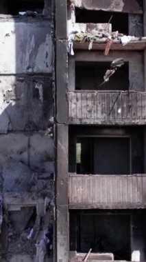 Bu borsa dikey videosu Ukrayna 'daki savaş sonrasını gösteriyor. Borodyanka' da yıkılan bir yerleşim yeri.