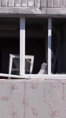 Bu borsa dikey videosu Ukrayna 'daki savaş sonrasını gösteriyor. Borodyanka' da yıkılan bir yerleşim yeri.