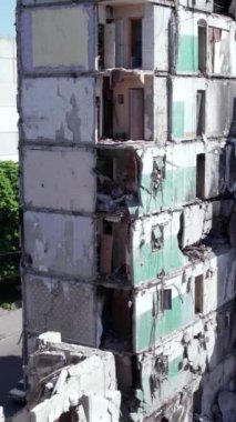 Bu borsa dikey videosu Ukrayna 'daki savaş sonrasını gösteriyor. Borodyanka' da yıkılan bir yerleşim yeri.