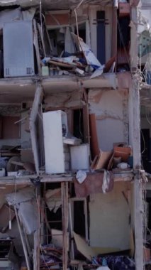 Bu borsa dikey videosu Ukrayna 'daki savaş sonrasını gösteriyor. Borodyanka' da yıkılan bir yerleşim yeri.