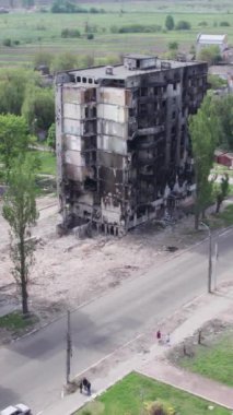 Bu borsa dikey videosu Ukrayna 'daki savaş sonrasını gösteriyor. Borodyanka' da yıkılan bir yerleşim yeri.