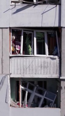 Bu borsa dikey videosu Ukrayna 'daki savaş sonrasını gösteriyor. Borodyanka' da yıkılan bir yerleşim yeri.