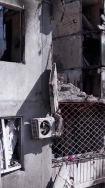 Bu borsa dikey videosu Ukrayna 'daki savaş sonrasını gösteriyor. Borodyanka' da yıkılan bir yerleşim yeri.