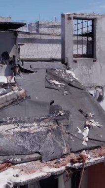 Bu borsa dikey videosu Ukrayna 'daki savaş sonrasını gösteriyor. Borodyanka' da yıkılan bir yerleşim yeri.