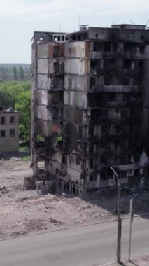 Bu borsa dikey videosu Ukrayna 'daki savaş sonrasını gösteriyor. Borodyanka' da yıkılan bir yerleşim yeri.