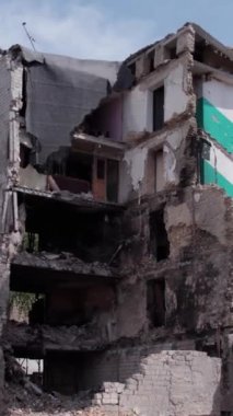 Bu borsa dikey videosu Ukrayna 'daki savaş sonrasını gösteriyor. Borodyanka' da yıkılan bir yerleşim yeri.