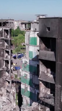 Bu borsa dikey videosu Ukrayna 'daki savaş sonrasını gösteriyor. Borodyanka' da yıkılan bir yerleşim yeri.