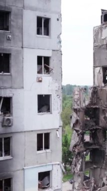 Bu borsa dikey videosu Ukrayna 'daki savaş sonrasını gösteriyor. Borodyanka' da yıkılan bir yerleşim yeri.