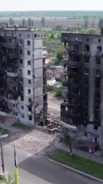 Bu borsa dikey videosu Ukrayna 'daki savaş sonrasını gösteriyor. Borodyanka' da yıkılan bir yerleşim yeri.
