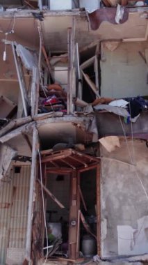 Bu borsa dikey videosu Ukrayna 'daki savaş sonrasını gösteriyor. Borodyanka' da yıkılan bir yerleşim yeri.