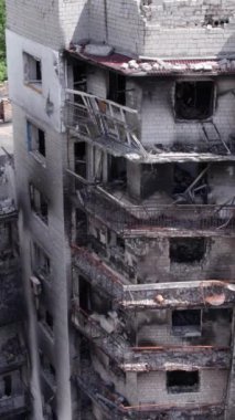 Bu borsa dikey videosu Ukrayna 'daki savaş sonrasını gösteriyor. Borodyanka' da yıkılan bir yerleşim yeri.