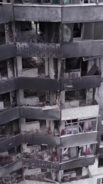 Bu borsa dikey videosu Ukrayna 'daki savaş sonrasını gösteriyor. Borodyanka' da yıkılan bir yerleşim yeri.