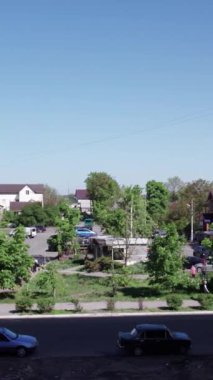 Bu borsa dikey videosu Ukrayna 'daki savaş sonrasını gösteriyor. Borodyanka' da yıkılan bir yerleşim yeri.