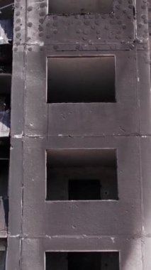 Bu borsa dikey videosu Ukrayna 'daki savaş sonrasını gösteriyor. Borodyanka' da yıkılan bir yerleşim yeri.
