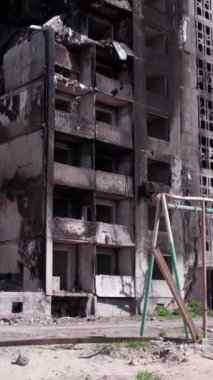 Bu borsa dikey videosu Ukrayna 'daki savaş sonrasını gösteriyor. Borodyanka' da yıkılan bir yerleşim yeri.