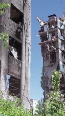 Bu borsa dikey videosu Ukrayna 'daki savaş sonrasını gösteriyor. Borodyanka' da yıkılan bir yerleşim yeri.