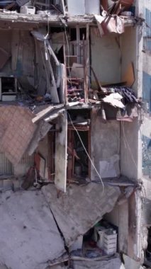 Bu borsa dikey videosu Ukrayna 'daki savaş sonrasını gösteriyor. Borodyanka' da yıkılan bir yerleşim yeri.