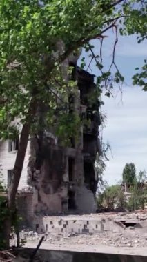 Bu borsa dikey videosu Ukrayna 'daki savaş sonrasını gösteriyor. Borodyanka' da yıkılan bir yerleşim yeri.