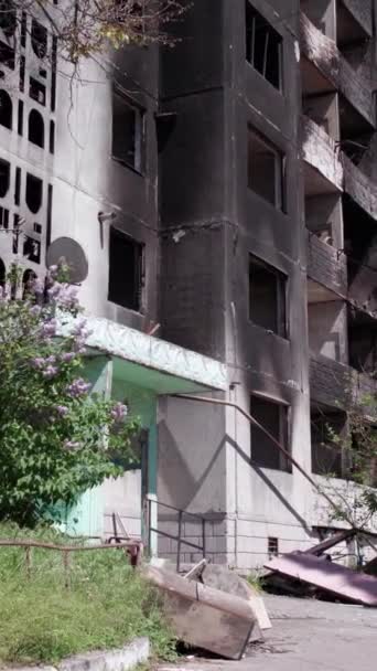 Este Video Vertical Muestra Las Secuelas Guerra Ucrania Edificio Residencial — Vídeo de stock