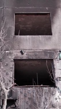 Bu borsa dikey videosu Ukrayna 'daki savaş sonrasını gösteriyor. Borodyanka' da yıkılan bir yerleşim yeri.