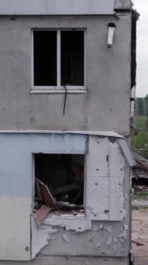 Bu borsa dikey videosu Ukrayna 'daki savaş sonrasını gösteriyor. Borodyanka' da yıkılan bir yerleşim yeri.