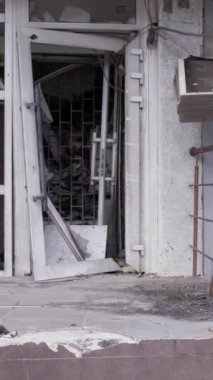 Bu borsa dikey videosu Ukrayna 'daki savaş sonrasını gösteriyor. Borodyanka' da yıkılan bir yerleşim yeri.