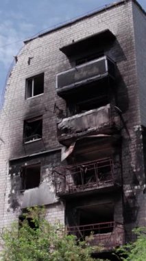 Bu borsa dikey videosu Ukrayna 'daki savaş sonrasını gösteriyor. Borodyanka' da yıkılan bir yerleşim yeri.