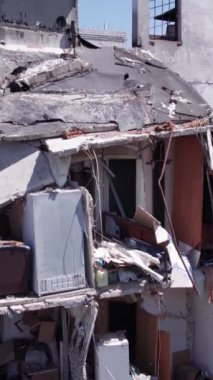 Bu borsa dikey videosu Ukrayna 'daki savaş sonrasını gösteriyor. Borodyanka' da yıkılan bir yerleşim yeri.