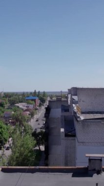 Bu borsa dikey videosu Ukrayna 'daki savaş sonrasını gösteriyor. Borodyanka' da yıkılan bir yerleşim yeri.