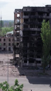 Bu borsa dikey videosu Ukrayna 'daki savaş sonrasını gösteriyor. Borodyanka' da yıkılan bir yerleşim yeri.