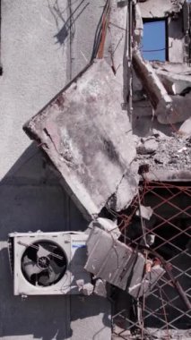 Bu borsa dikey videosu Ukrayna 'daki savaş sonrasını gösteriyor. Borodyanka' da yıkılan bir yerleşim yeri.