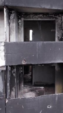 Bu borsa dikey videosu Ukrayna 'daki savaş sonrasını gösteriyor. Borodyanka' da yıkılan bir yerleşim yeri.