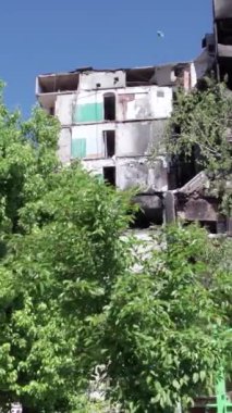 Bu borsa dikey videosu Ukrayna 'daki savaş sonrasını gösteriyor. Borodyanka' da yıkılan bir yerleşim yeri.