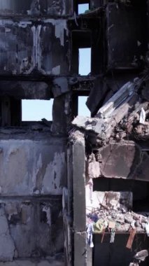 Bu borsa dikey videosu Ukrayna 'daki savaş sonrasını gösteriyor. Borodyanka' da yıkılan bir yerleşim yeri.