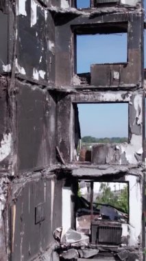 Bu borsa dikey videosu Ukrayna 'daki savaş sonrasını gösteriyor. Borodyanka' da yıkılan bir yerleşim yeri.