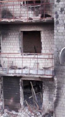 Bu borsa dikey videosu Ukrayna 'daki savaş sonrasını gösteriyor. Borodyanka' da yıkılan bir yerleşim yeri.