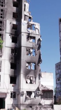 Bu borsa dikey videosu Ukrayna 'daki savaş sonrasını gösteriyor. Borodyanka' da yıkılan bir yerleşim yeri.