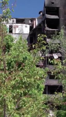 Bu borsa dikey videosu Ukrayna 'daki savaş sonrasını gösteriyor. Borodyanka' da yıkılan bir yerleşim yeri.