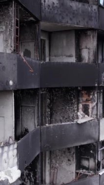 Bu borsa dikey videosu Ukrayna 'daki savaş sonrasını gösteriyor. Borodyanka' da yıkılan bir yerleşim yeri.