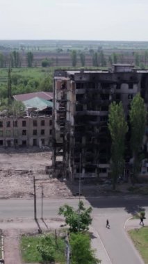 Bu borsa dikey videosu Ukrayna 'daki savaş sonrasını gösteriyor. Borodyanka' da yıkılan bir yerleşim yeri.