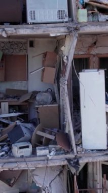 Bu borsa dikey videosu Ukrayna 'daki savaş sonrasını gösteriyor. Borodyanka' da yıkılan bir yerleşim yeri.