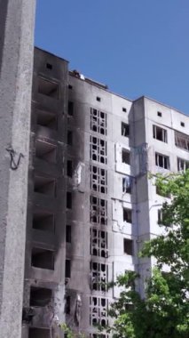 Bu borsa dikey videosu Ukrayna 'daki savaş sonrasını gösteriyor. Borodyanka' da yıkılan bir yerleşim yeri.