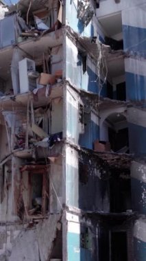 Bu borsa dikey videosu Ukrayna 'daki savaş sonrasını gösteriyor. Borodyanka' da yıkılan bir yerleşim yeri.