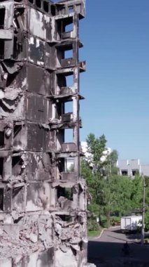 Bu borsa dikey videosu Ukrayna 'daki savaş sonrasını gösteriyor. Borodyanka' da yıkılan bir yerleşim yeri.