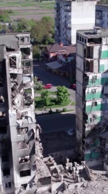 Bu borsa dikey videosu Ukrayna 'daki savaş sonrasını gösteriyor. Borodyanka' da yıkılan bir yerleşim yeri.