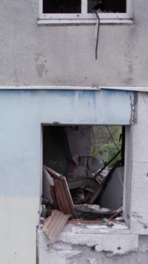 Bu borsa dikey videosu Ukrayna 'daki savaş sonrasını gösteriyor. Borodyanka' da yıkılan bir yerleşim yeri.