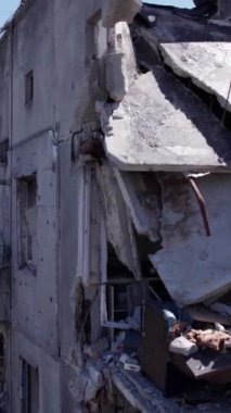 Bu borsa dikey videosu Ukrayna 'daki savaş sonrasını gösteriyor. Borodyanka' da yıkılan bir yerleşim yeri.