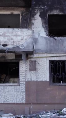 Bu borsa dikey videosu Ukrayna 'daki savaş sonrasını gösteriyor. Borodyanka' da yıkılan bir yerleşim yeri.